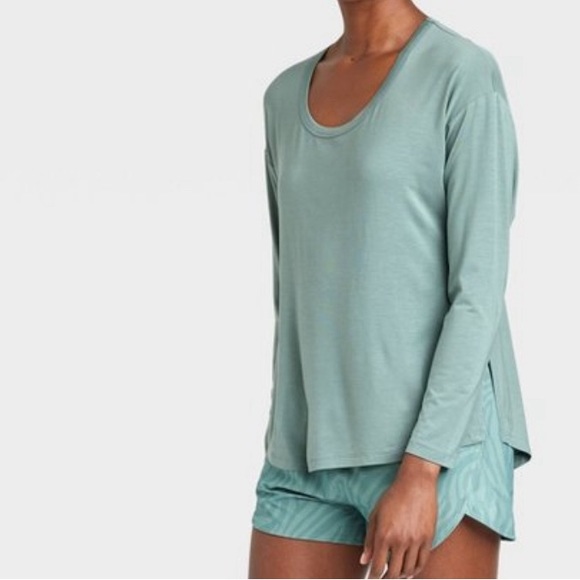 all in motion Tops - NWT 🆕 Side Slit Long Sleeve Top - Forest Green Sz XL